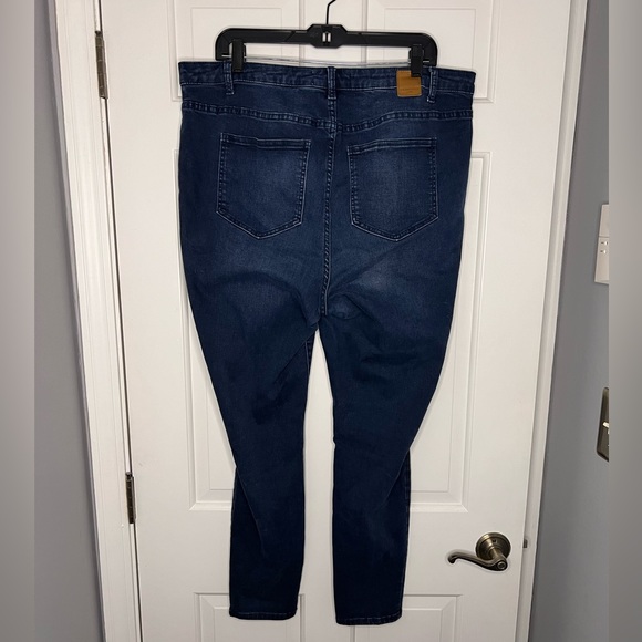 Eloquii Classic Fit Sculpting Skinny Jean in Dark Wash Size 18 - Picture 3 of 4